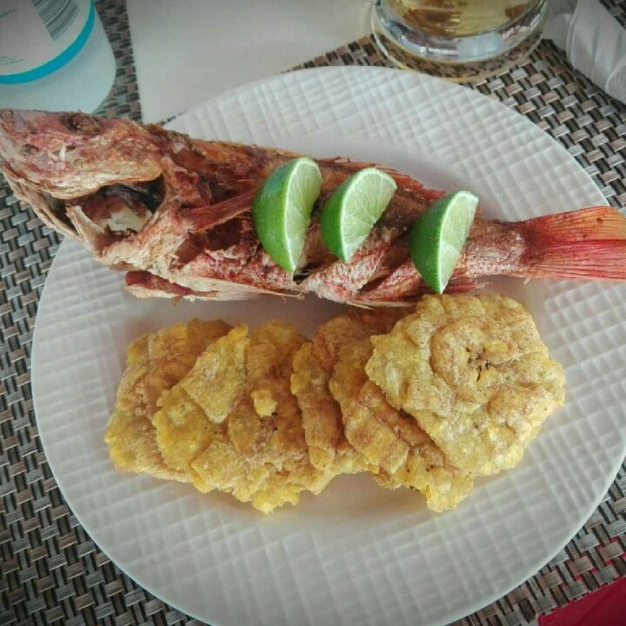 Pescado frito con patacones