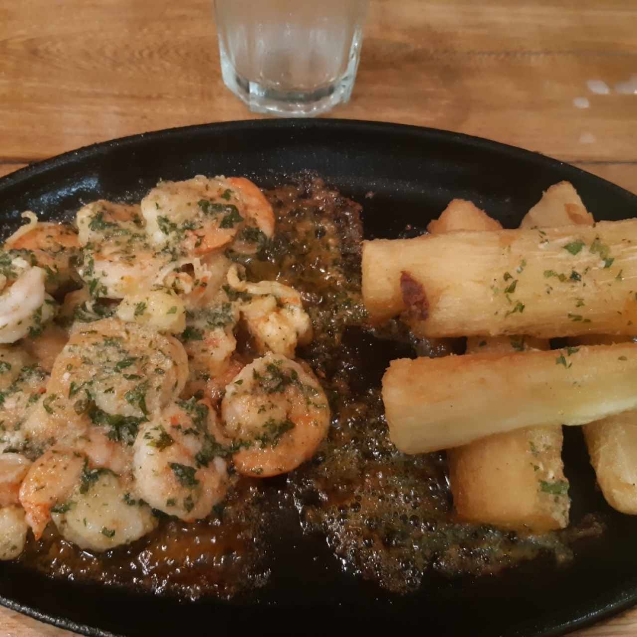 Camarones al ajillo con yuca frita