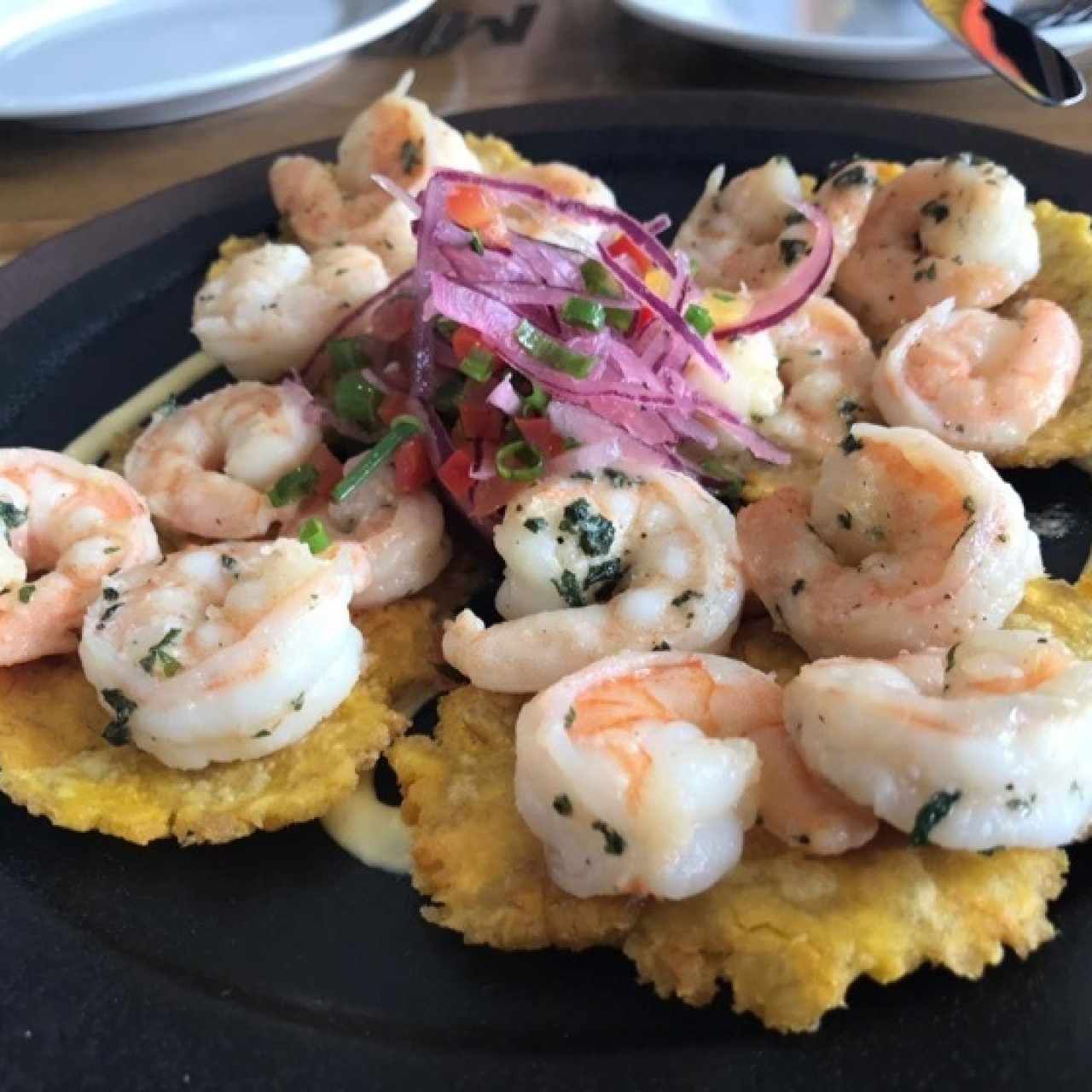 Patacones con Camarones al Ajillo