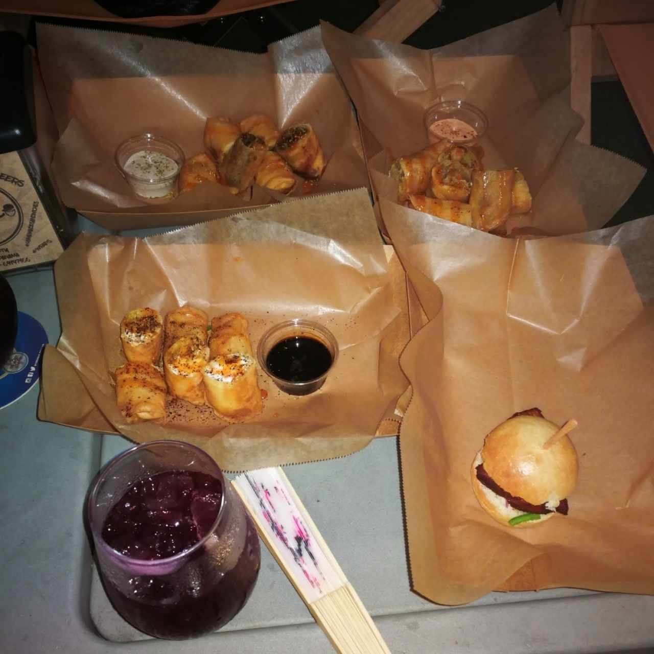 lumpias, vino tinto de verano😍 