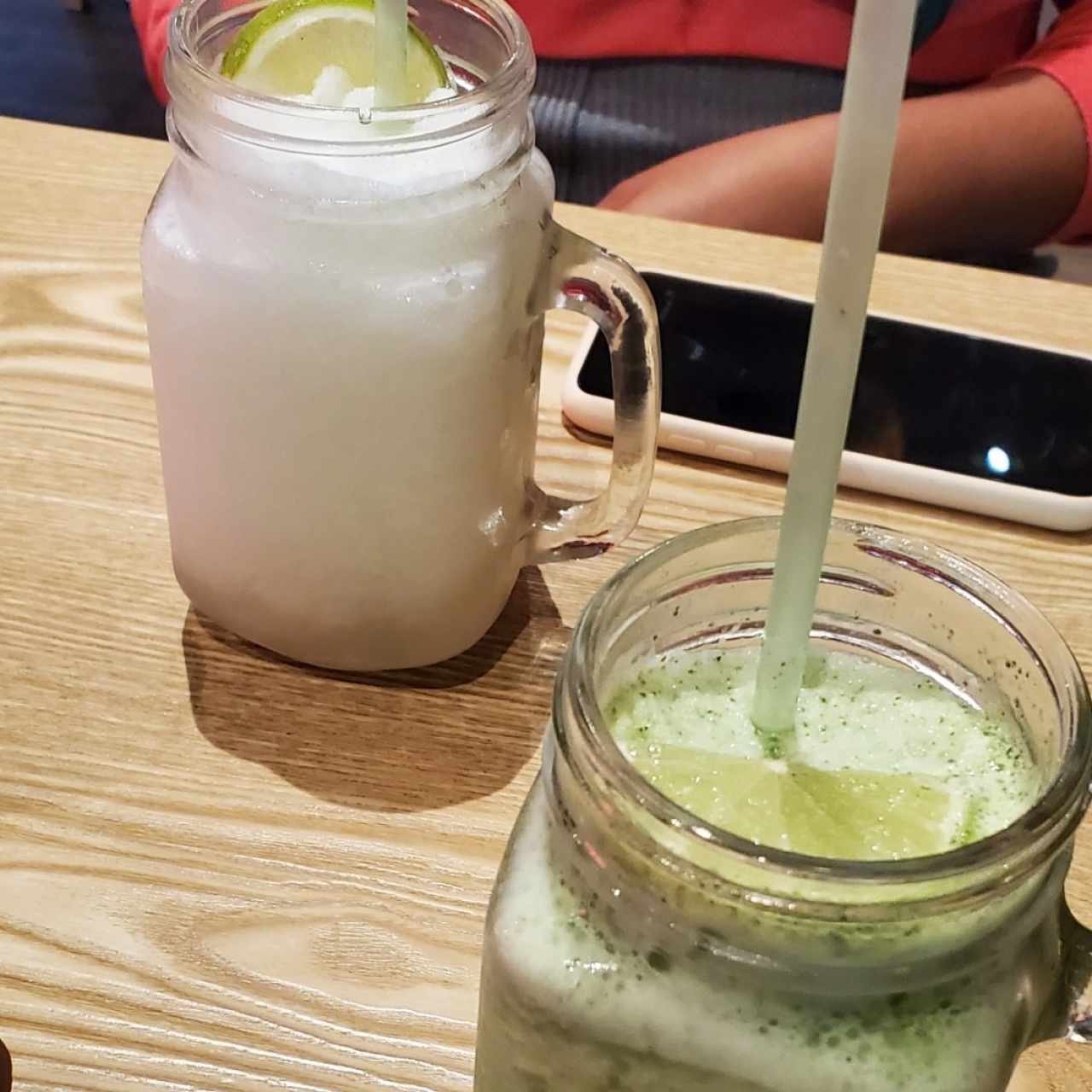 limonada clasica (la blanca) y limonada con hierva buena (la verde)