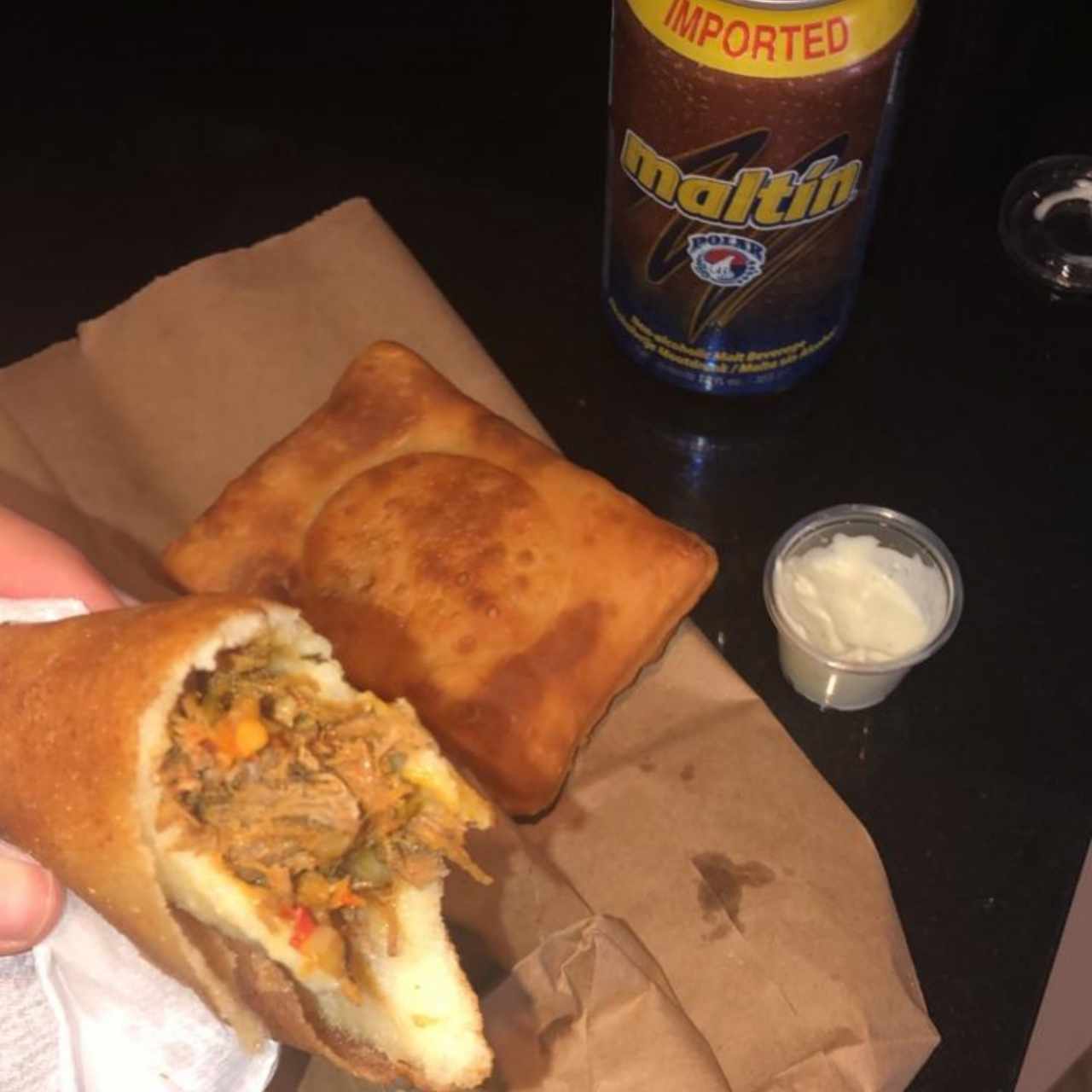 empanada de pollo y pastelito de queso