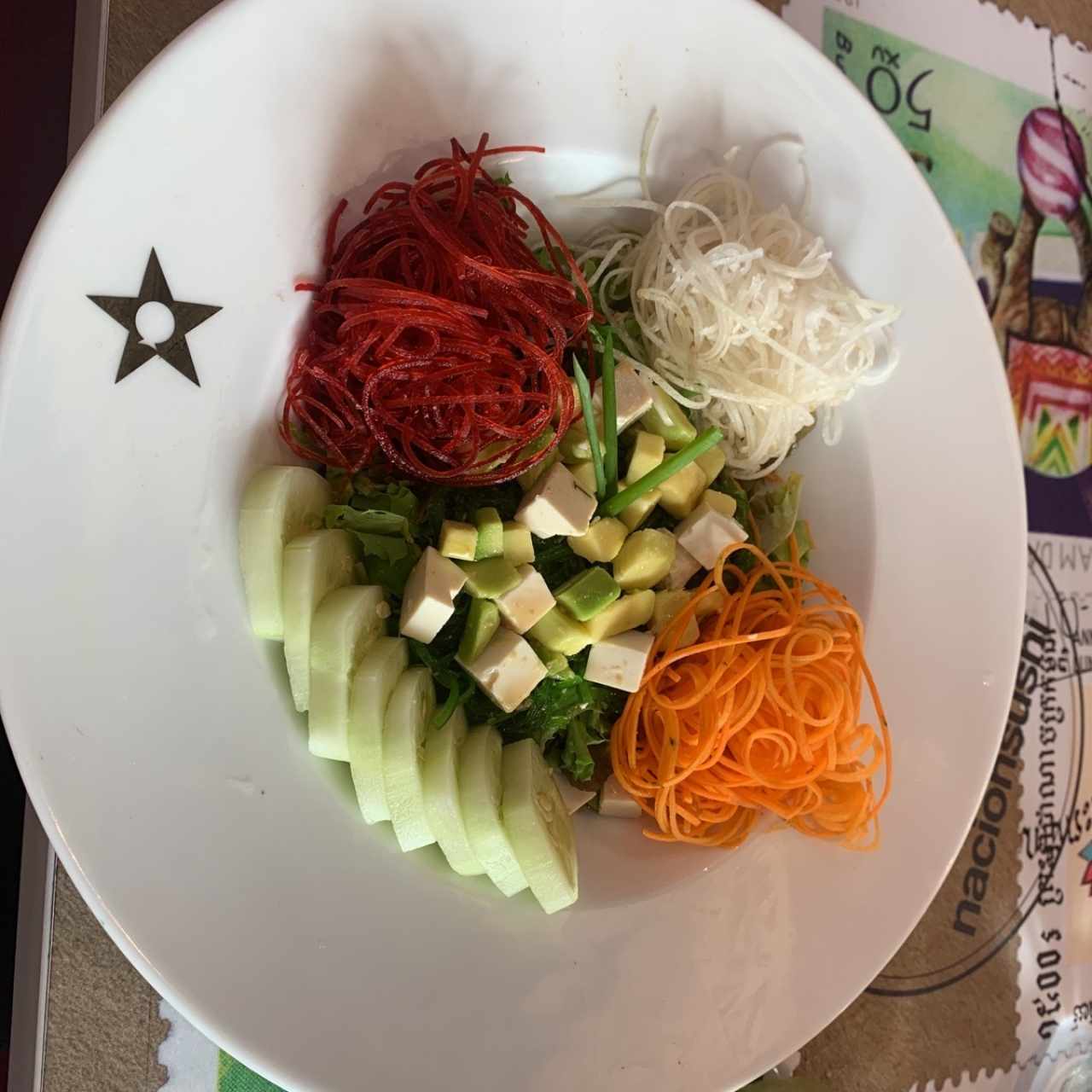 ensalada de algas con tofu y aguacate