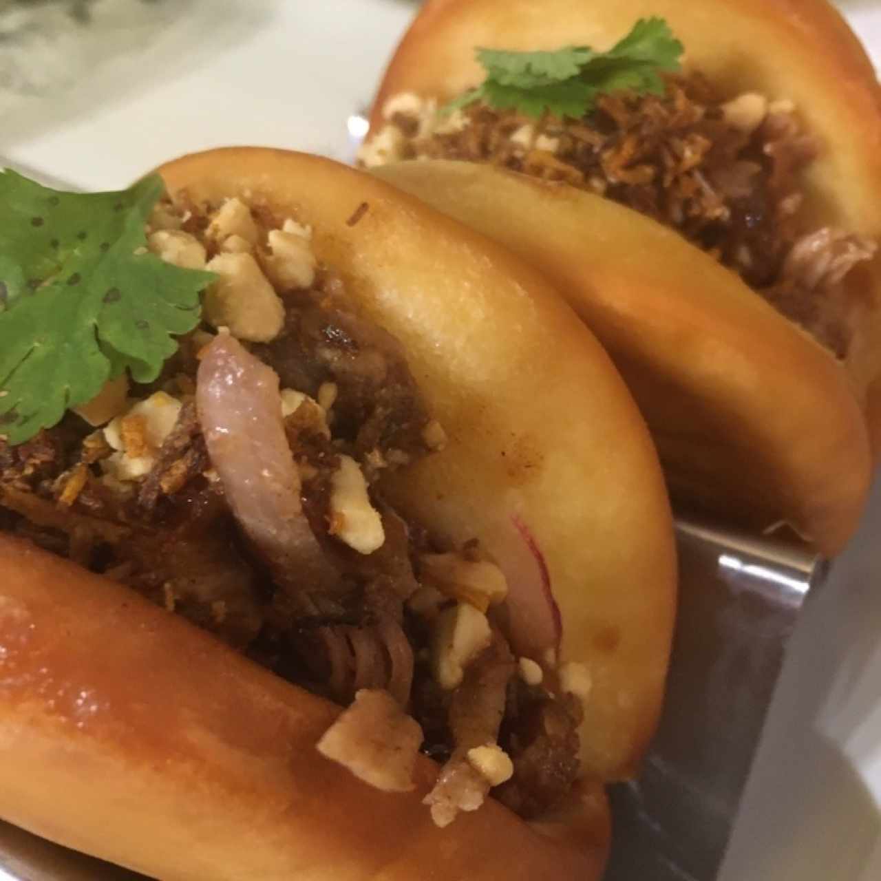 bao bao pan frito con costilla de cerdo, mani y salsa BBQ