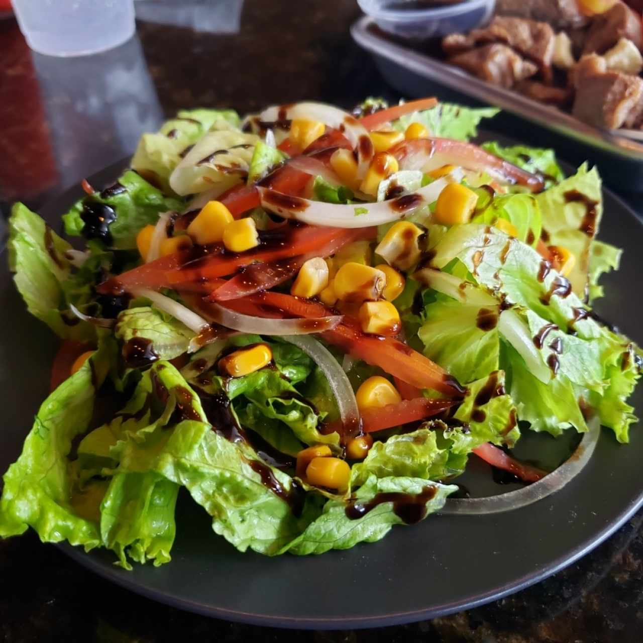 Papas fritas, papa asada,mazorca, ensalada, patacones