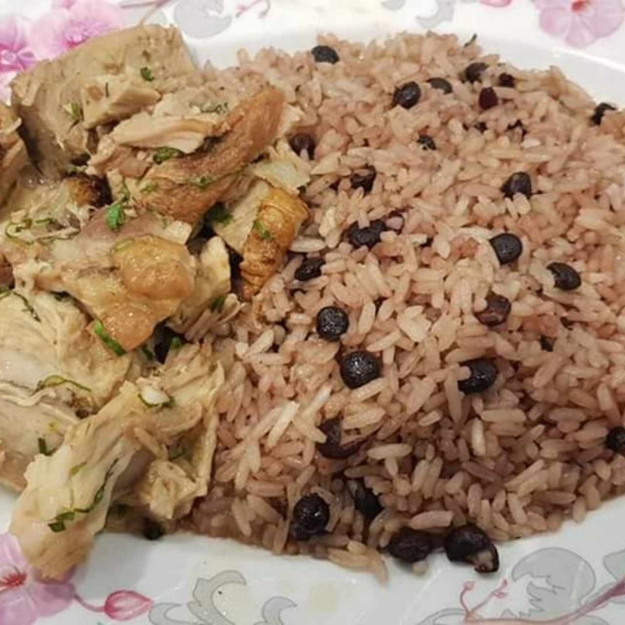 lechona y arroz con guandú