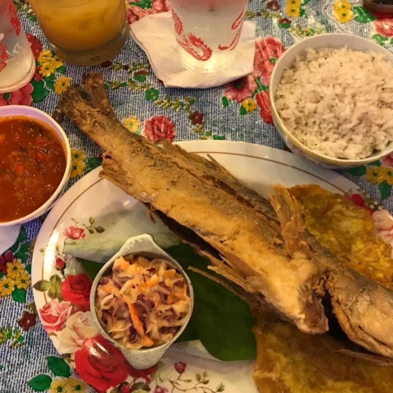 Pesca’o frito a la criolla, arroz con coco, patacón y ensalada de repollo