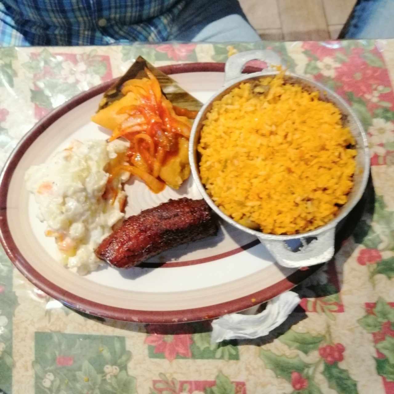 arroz con pollo tamal platano y ensalada