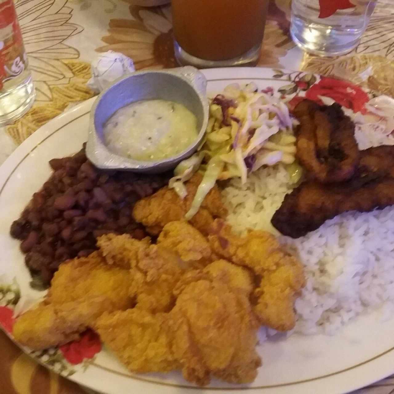 Arroz + pescado, frijoles chiricanos, tajadas y ensalada.