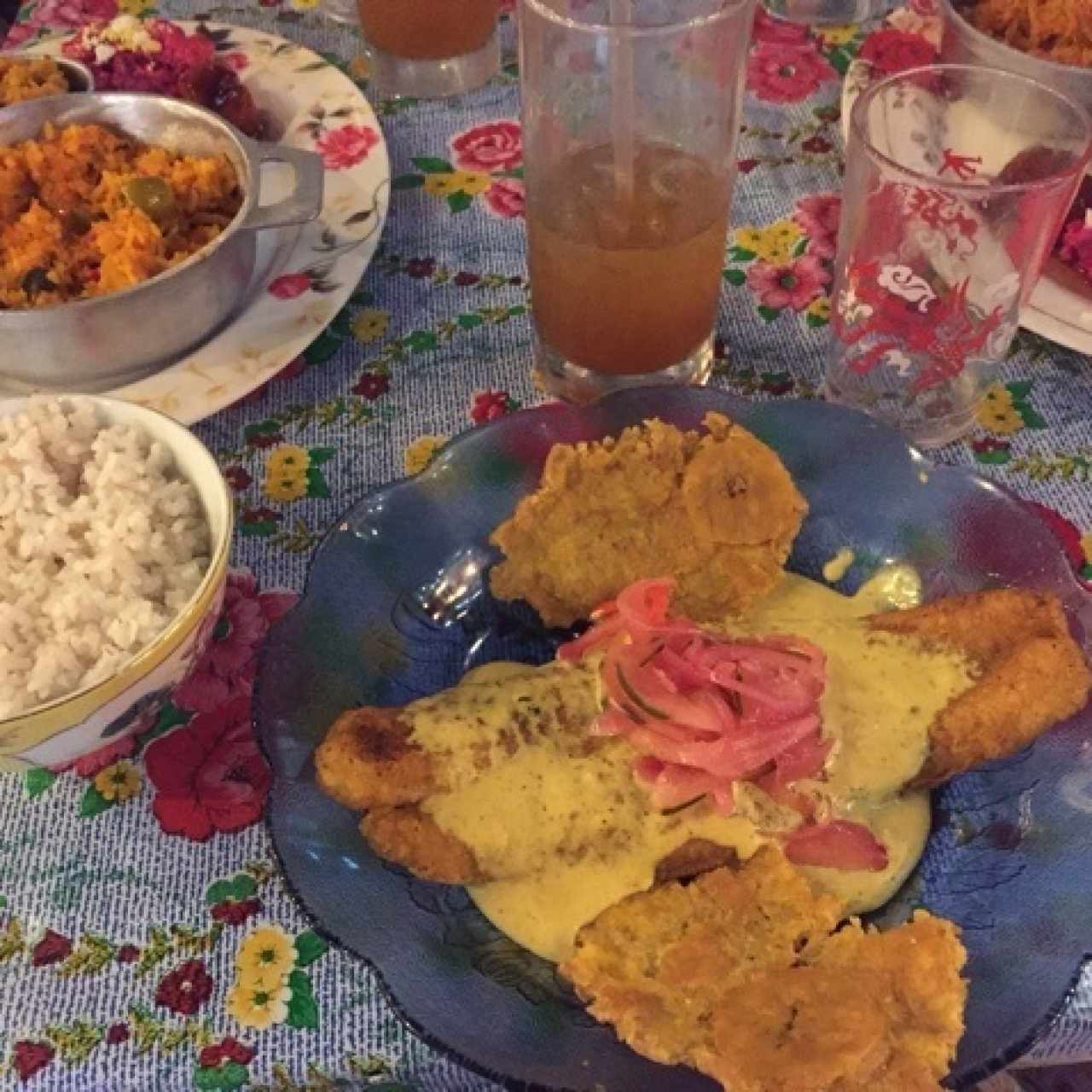 File de Pescado al Escabeche, arroz con coco y patacones.