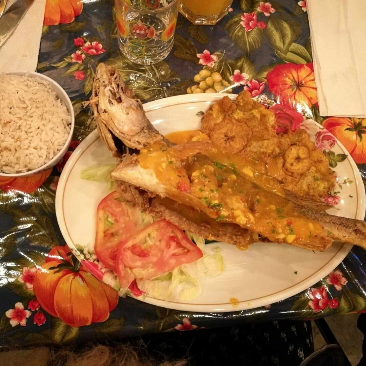 Pescado al ajillo con arroz con coco