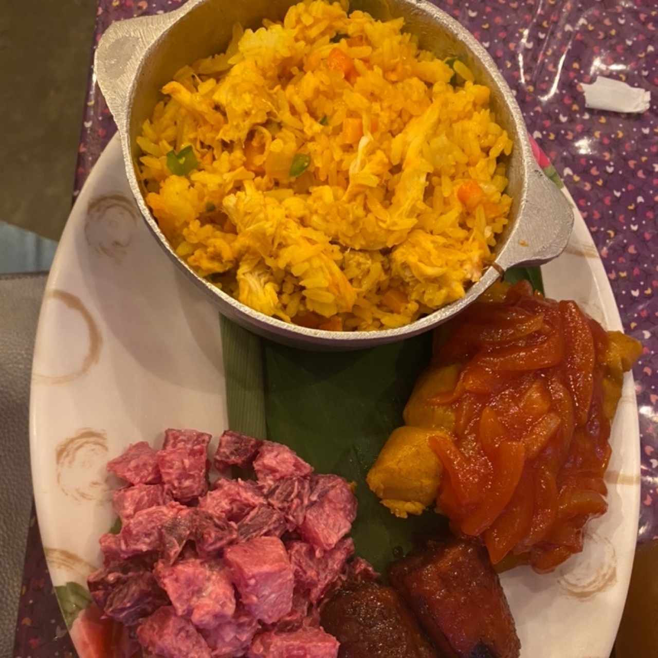 Arroz con pollo, ensalada de feria, tamal de pollo y plátano en tentación