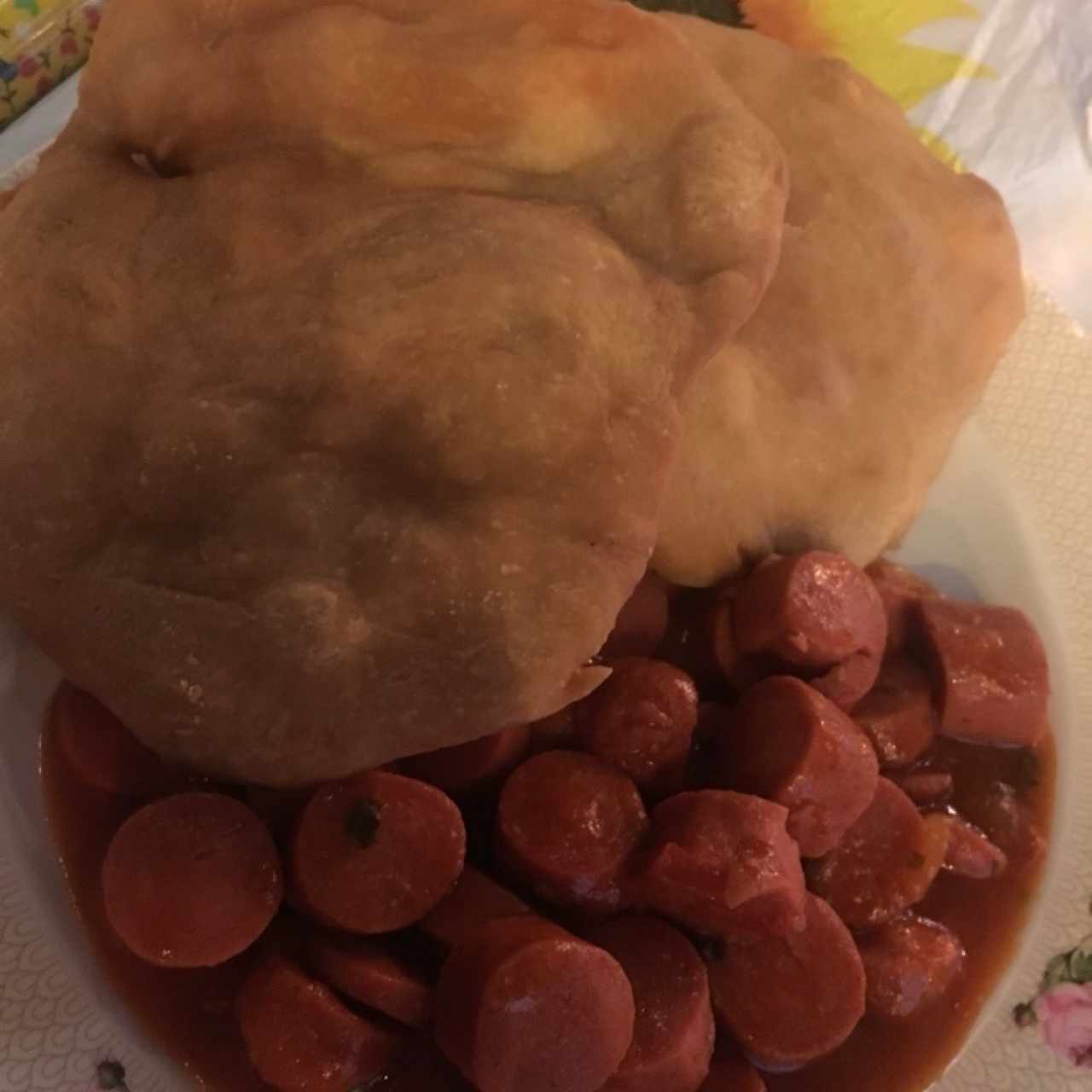 Hojaldra con Salchicha Guisada