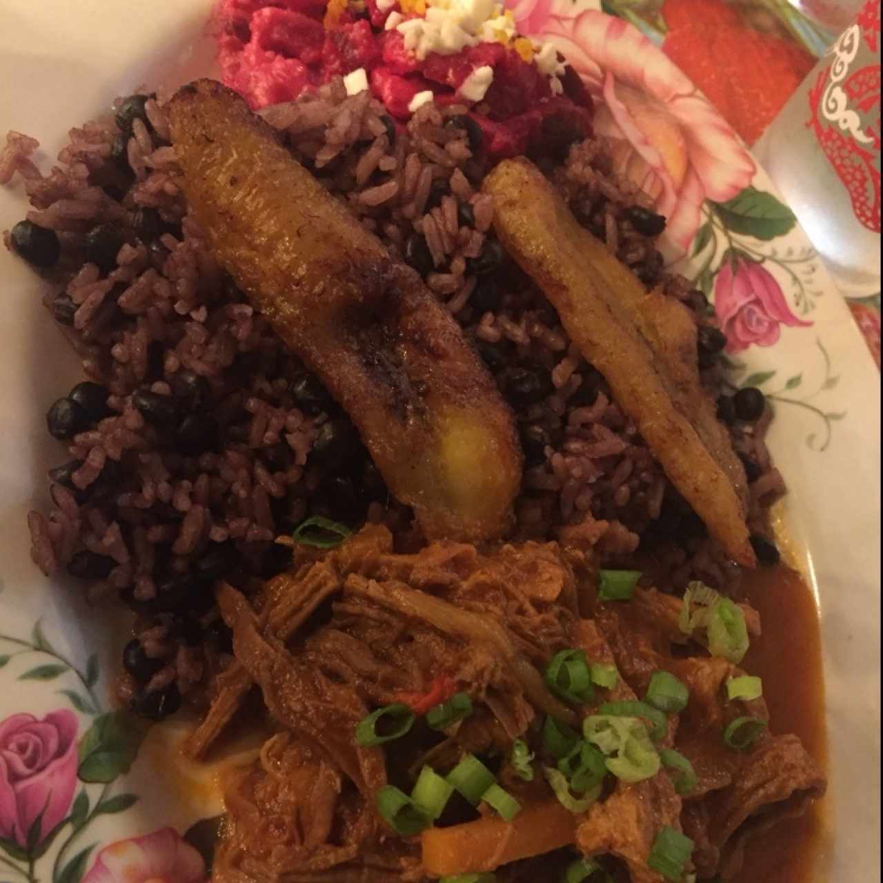 Ropa Vieja, arroz con guandú, ensalada de feria y tajada. 