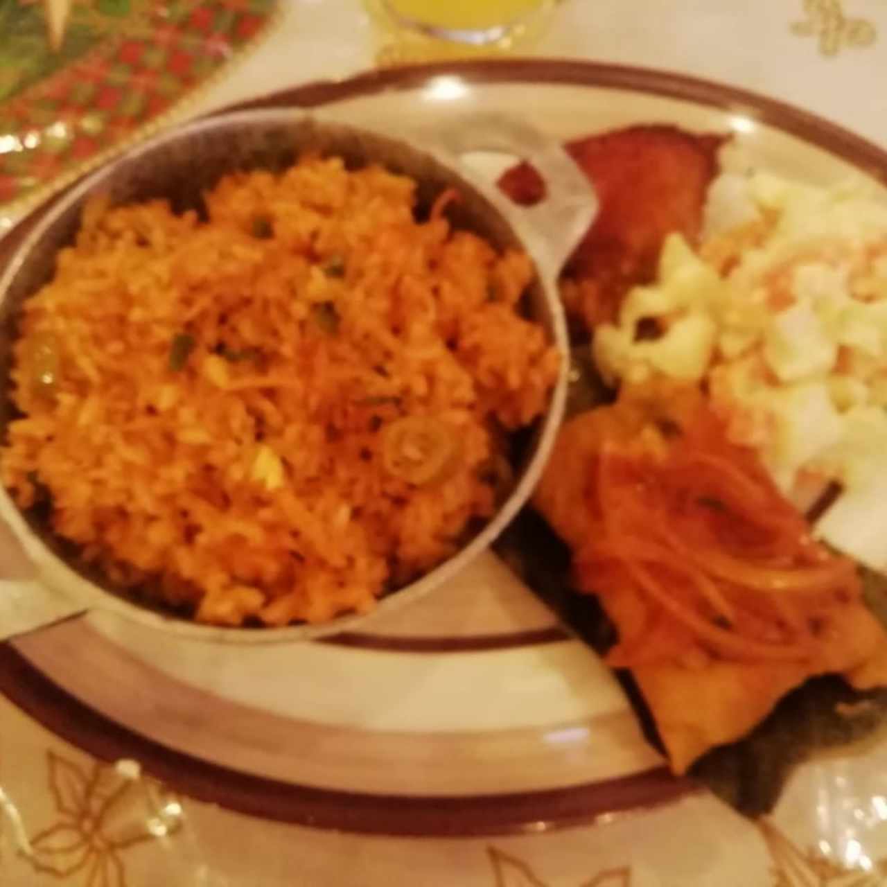 Arroz con pollo, ensalada de papas, tamalito y plátano en tentación