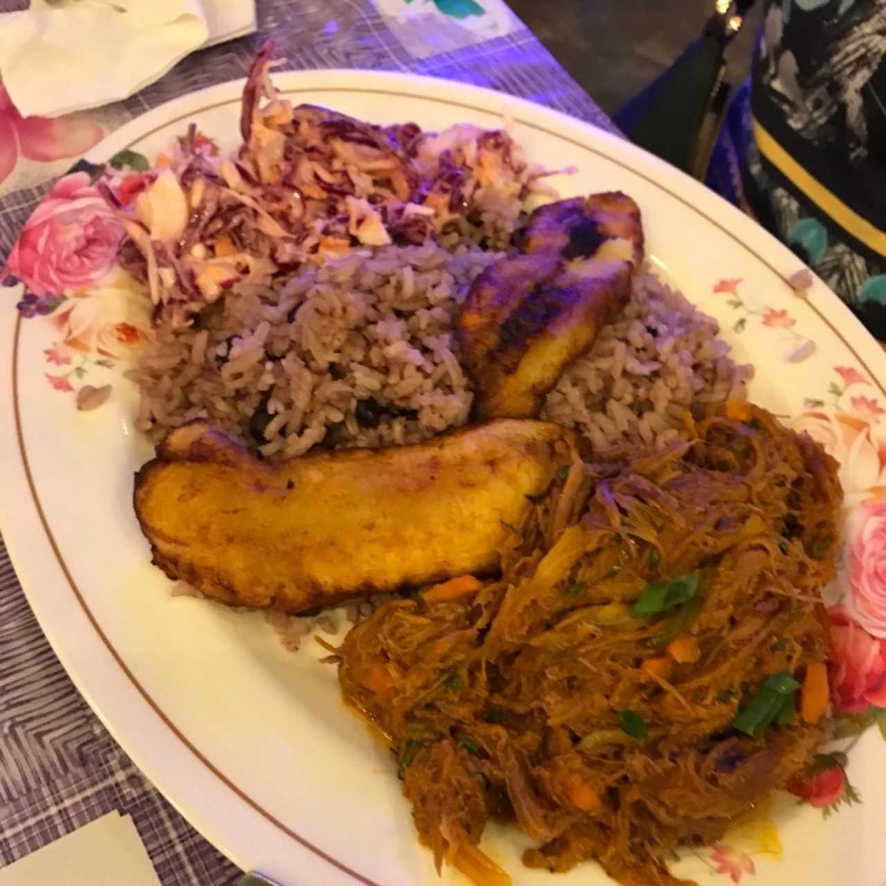 Ropa Vieja con Ensalada de Repollo y Plátano a la Tentación