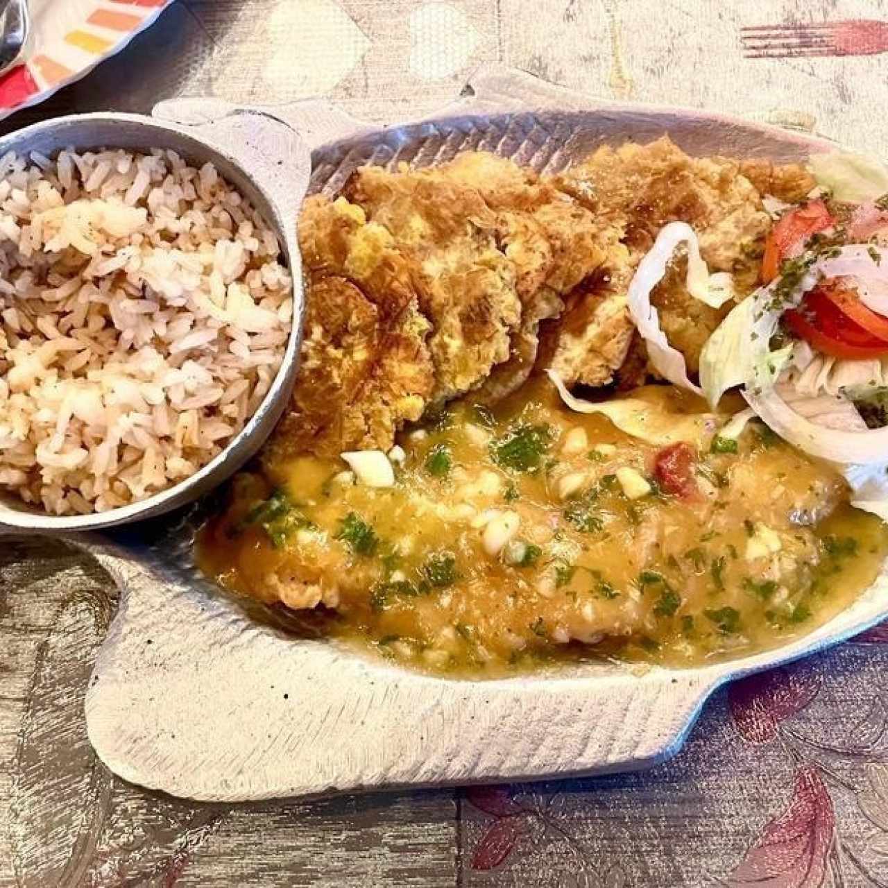 Filete de Pescado al Ajillo con Arroz con Coco y Patacones 