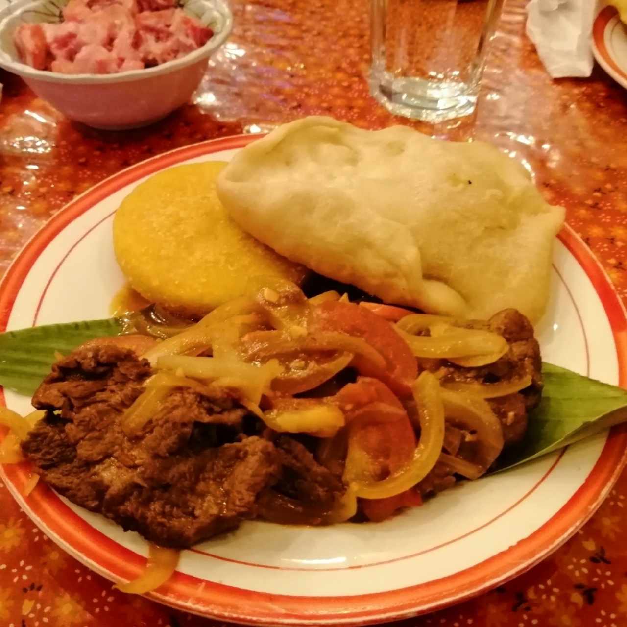 hígado encebollado con ojaldras
