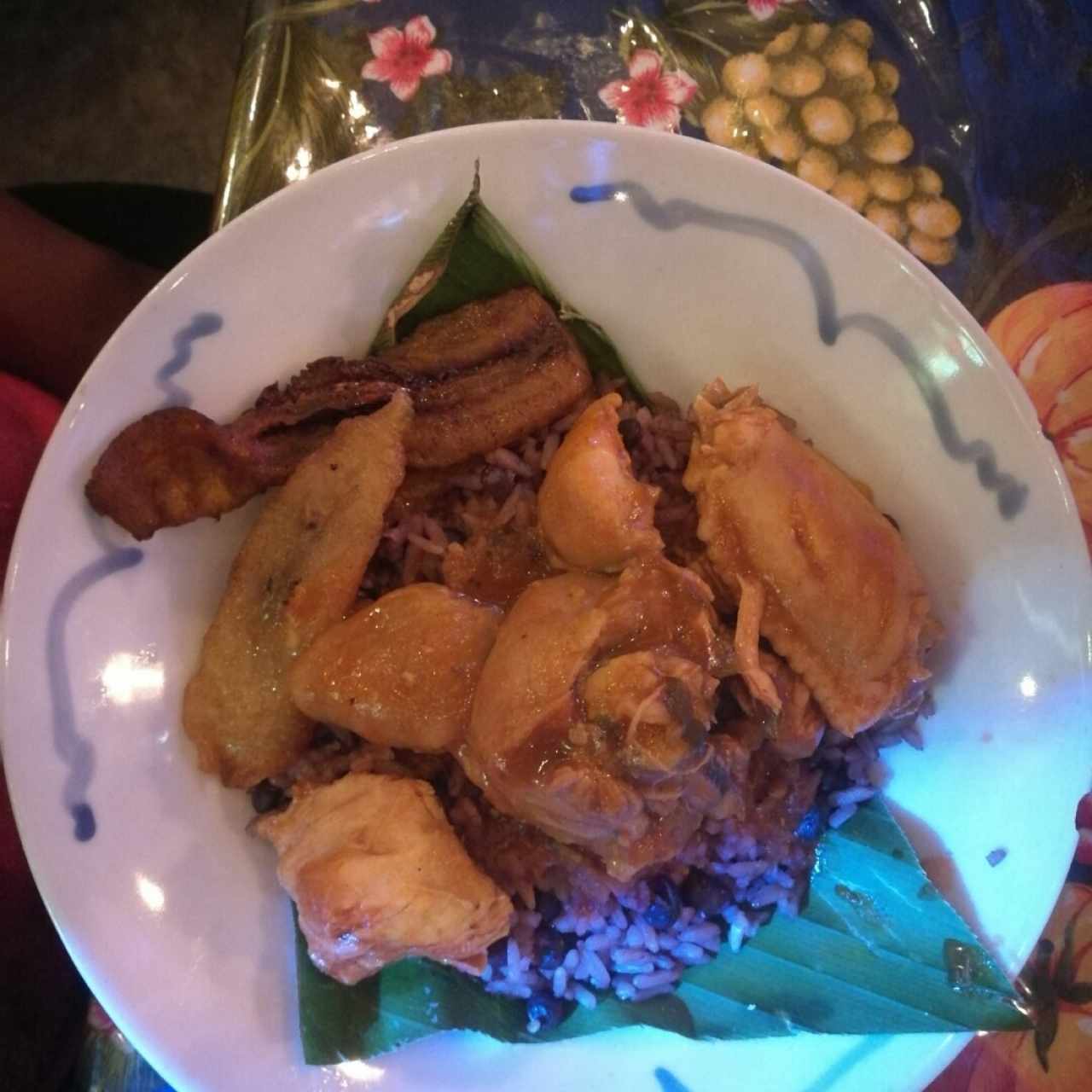 Arroz con guandu, pollo en salsa y platano en tentación