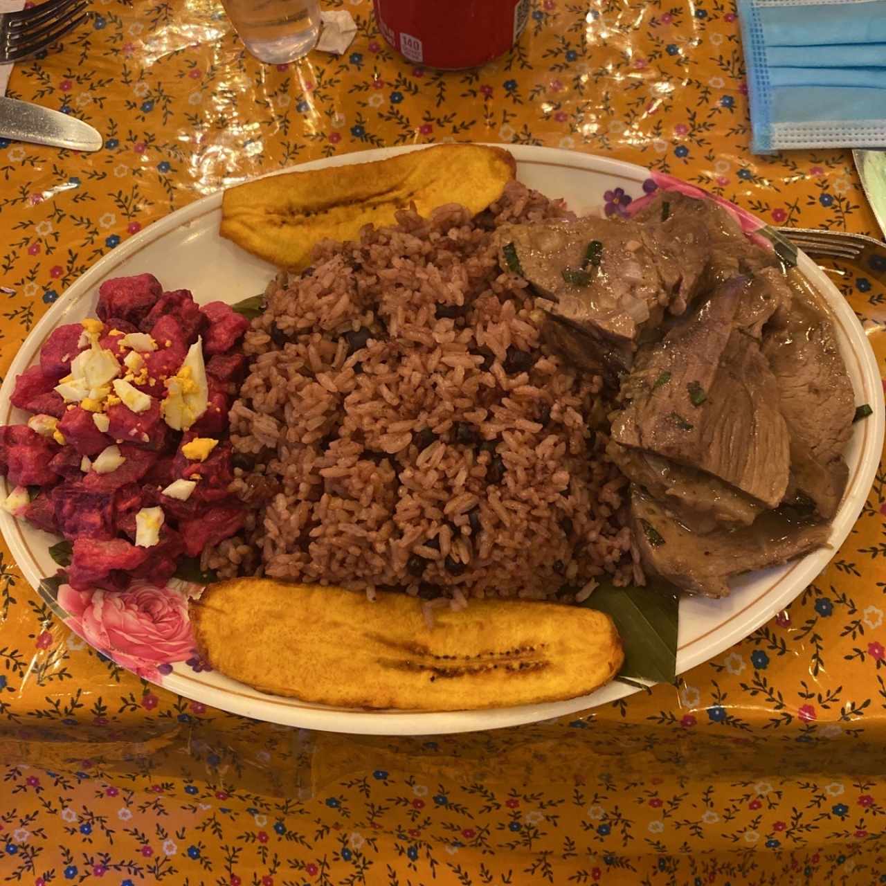 Lechona con Arroz con Guandú