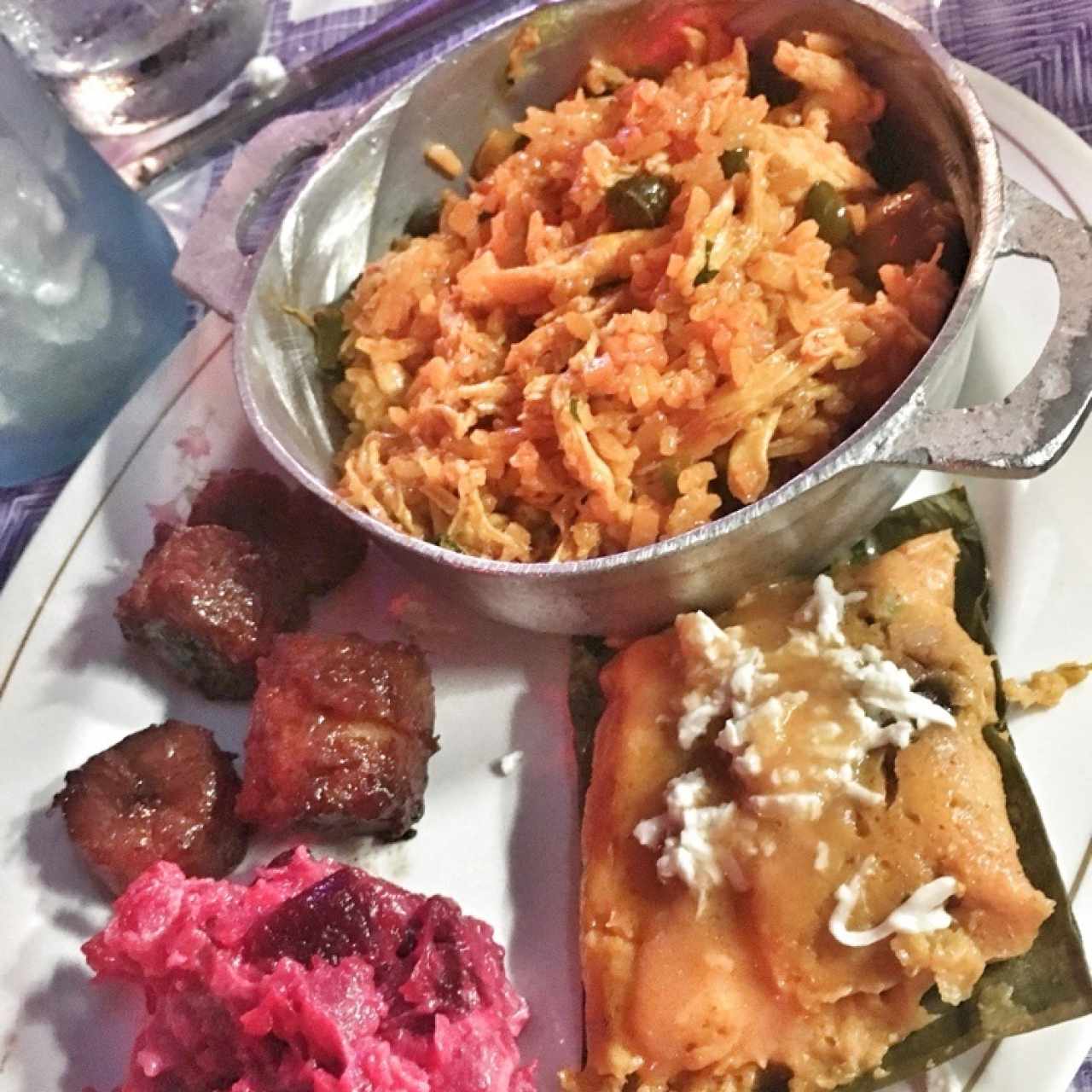 Arroz con pollo, ensalada de feria, tamales y plátano maduro