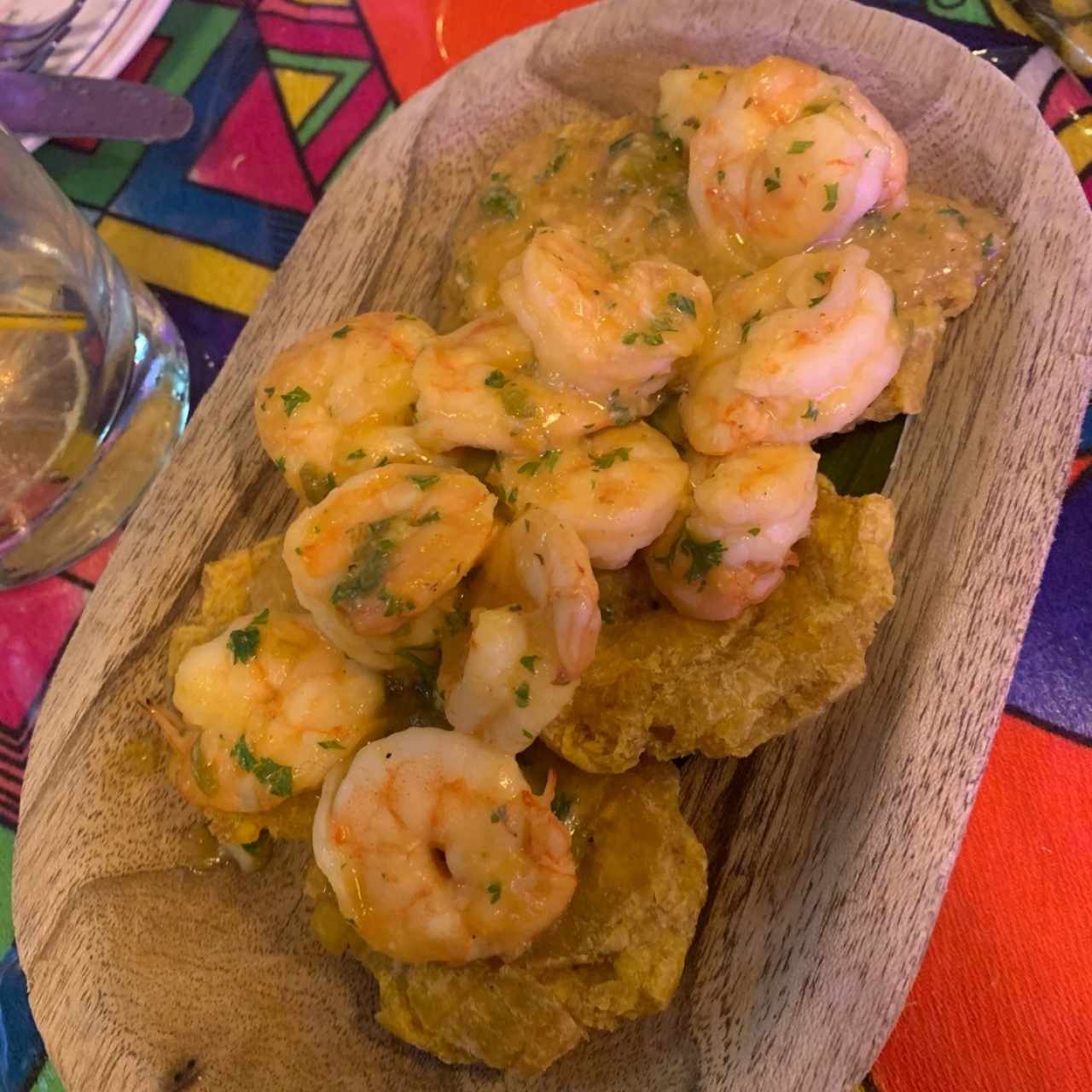 Patacones con camarones al ajillo