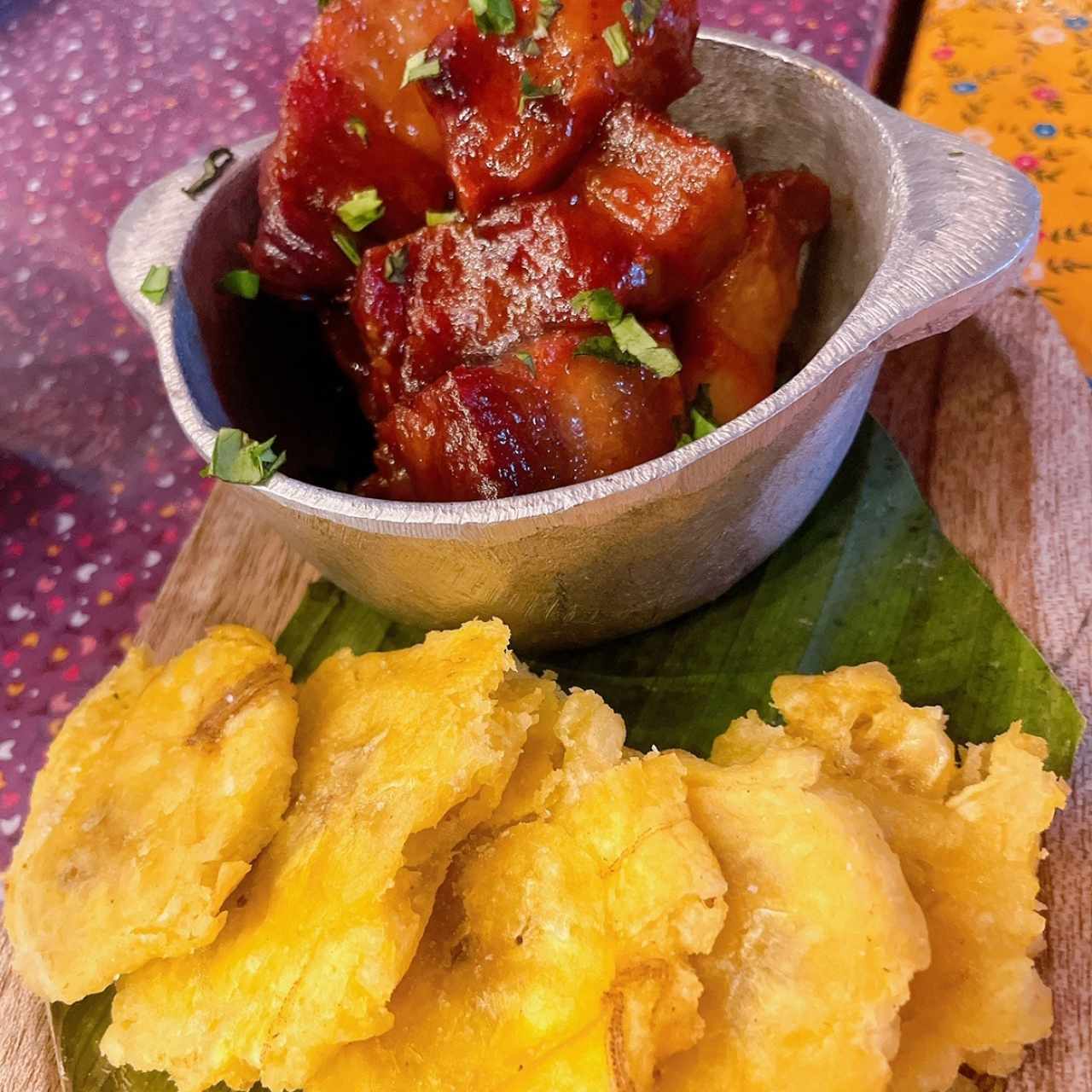 Chicharrones glaseados con tamarindo