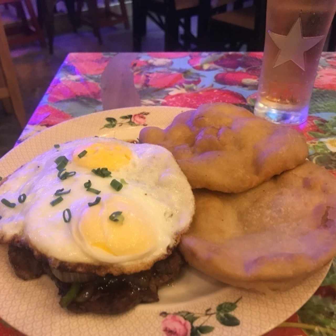 bistec encebollado a caballo con hojaldres