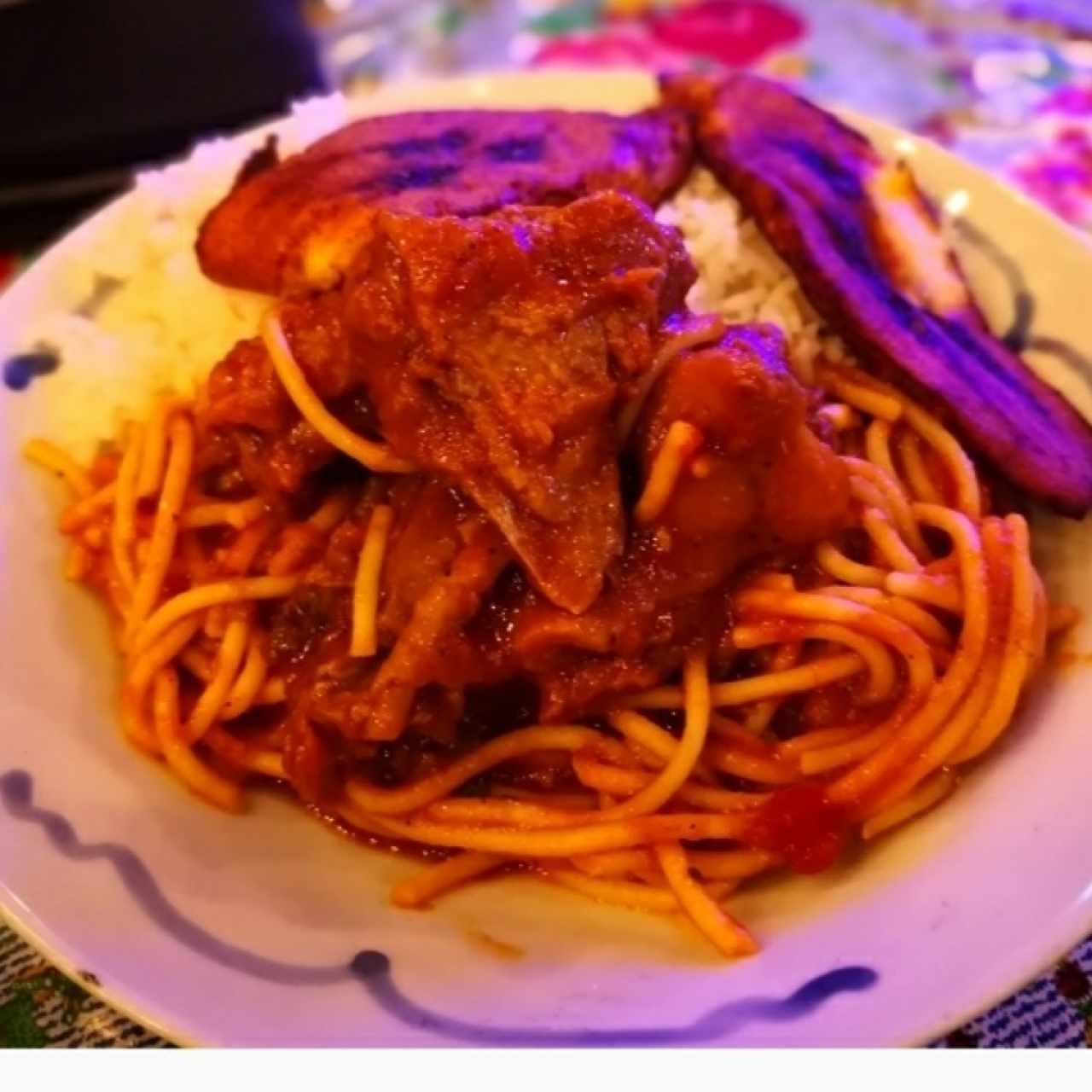 macarrones con pollo, arroz blanco y tajada