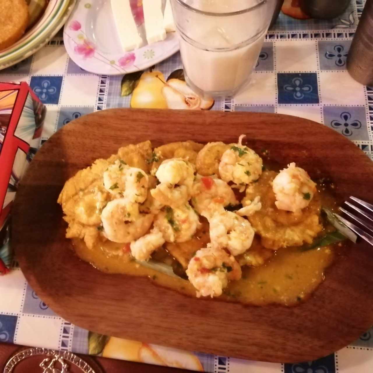 Camarones con Patacones