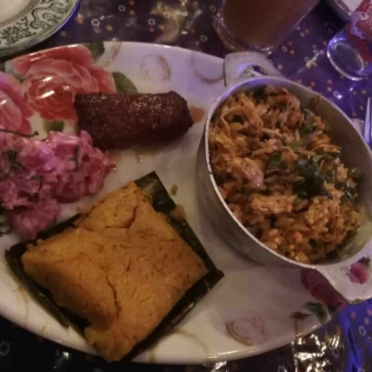 Arroz con pollo, con tamal, ensalada de feria y plátano en tentación 