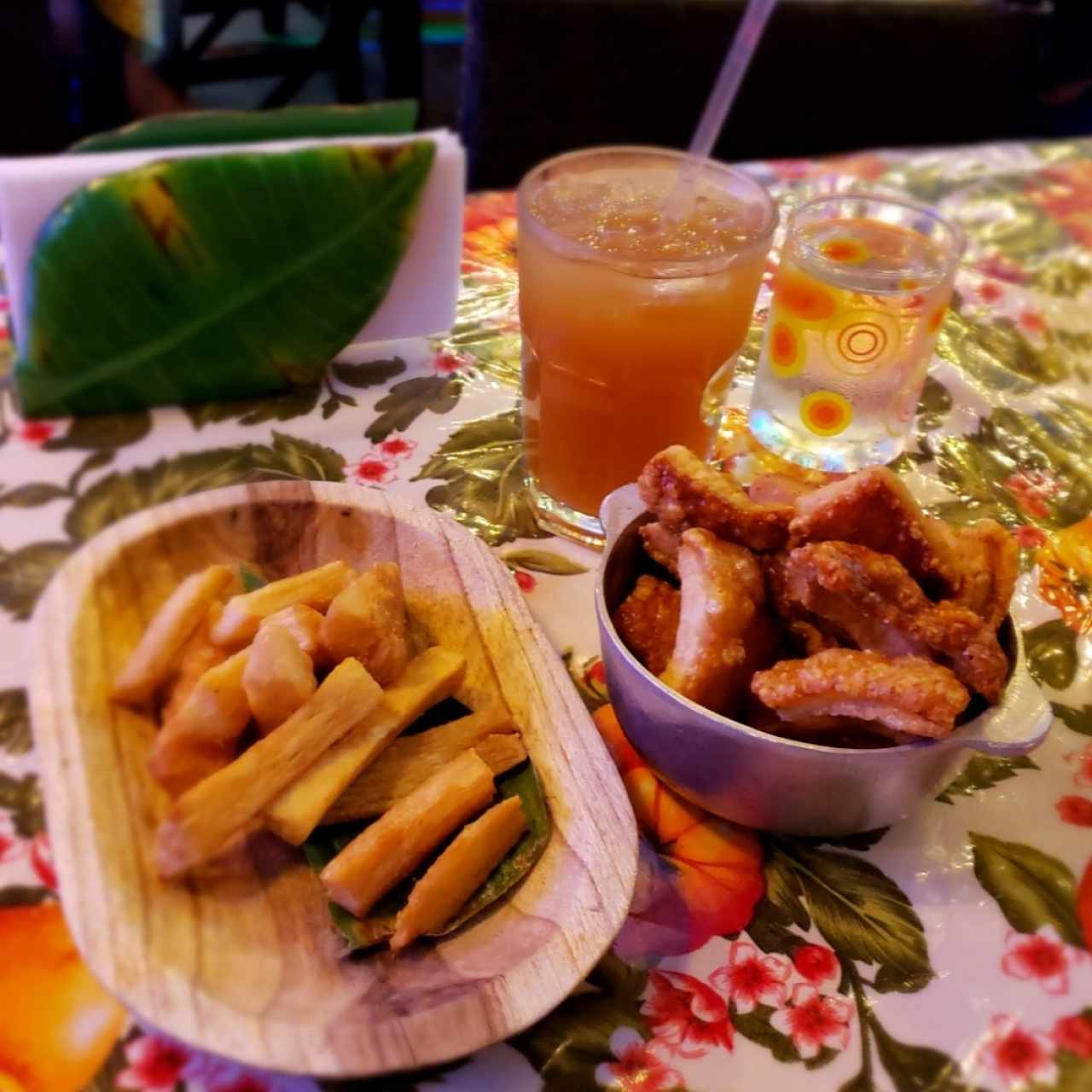 Chicharrones, yuca y limonada con miel.