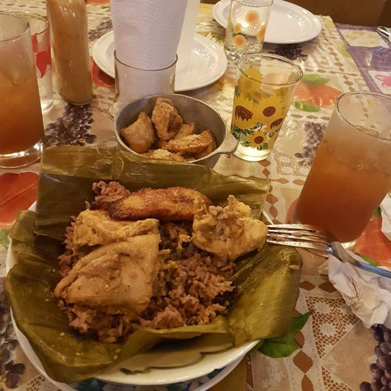 Mono con chicharrón y limonada con Raspadura 