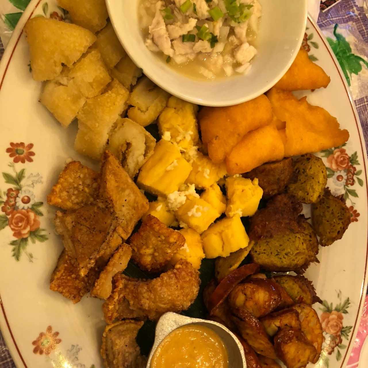 Bandeja surtida (Bollo, Empanadas, Chicharrón, Ceviche, Chorizo y carimañola)