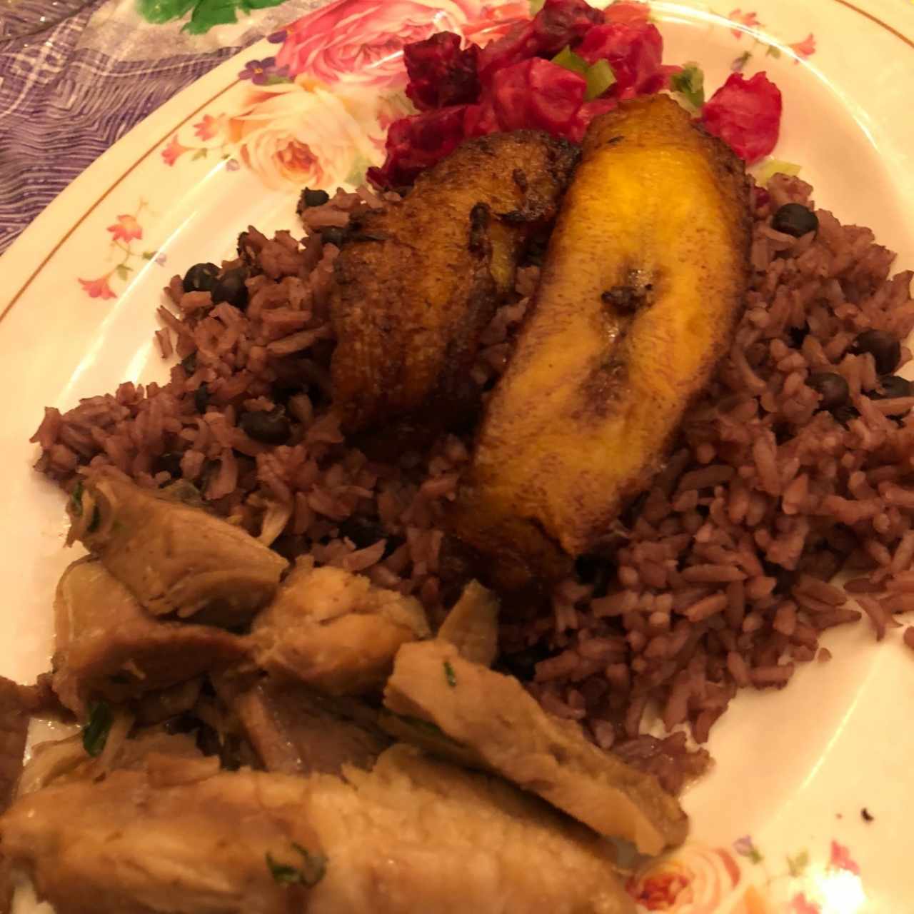 Lechona, arroz con guandú, tajadas y ensalada de toldo