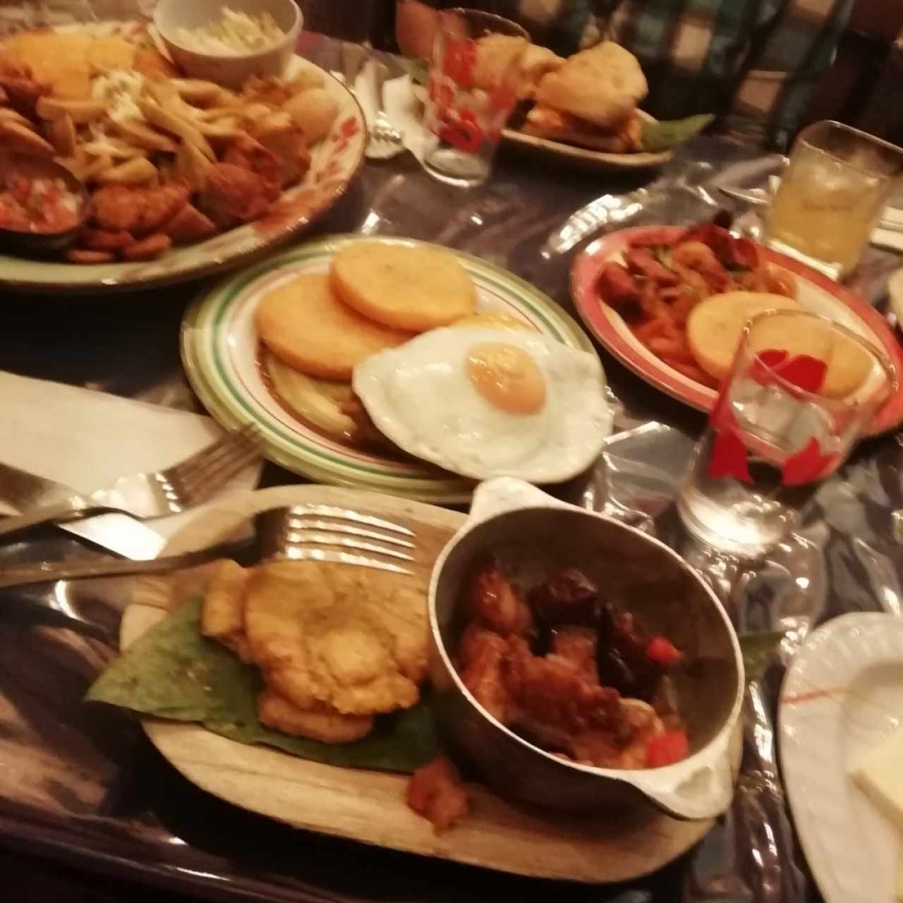 bandeja de picada, bistec y chicharrones 