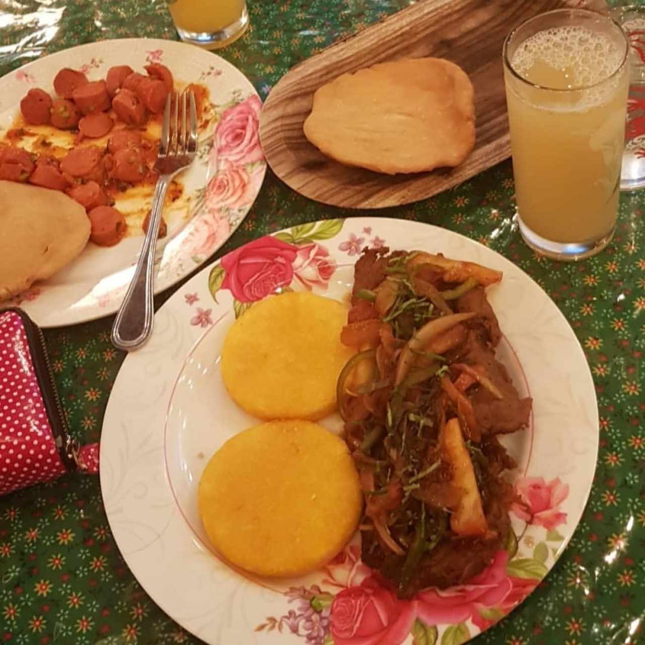 Bistec encebollao con tortillas fritas