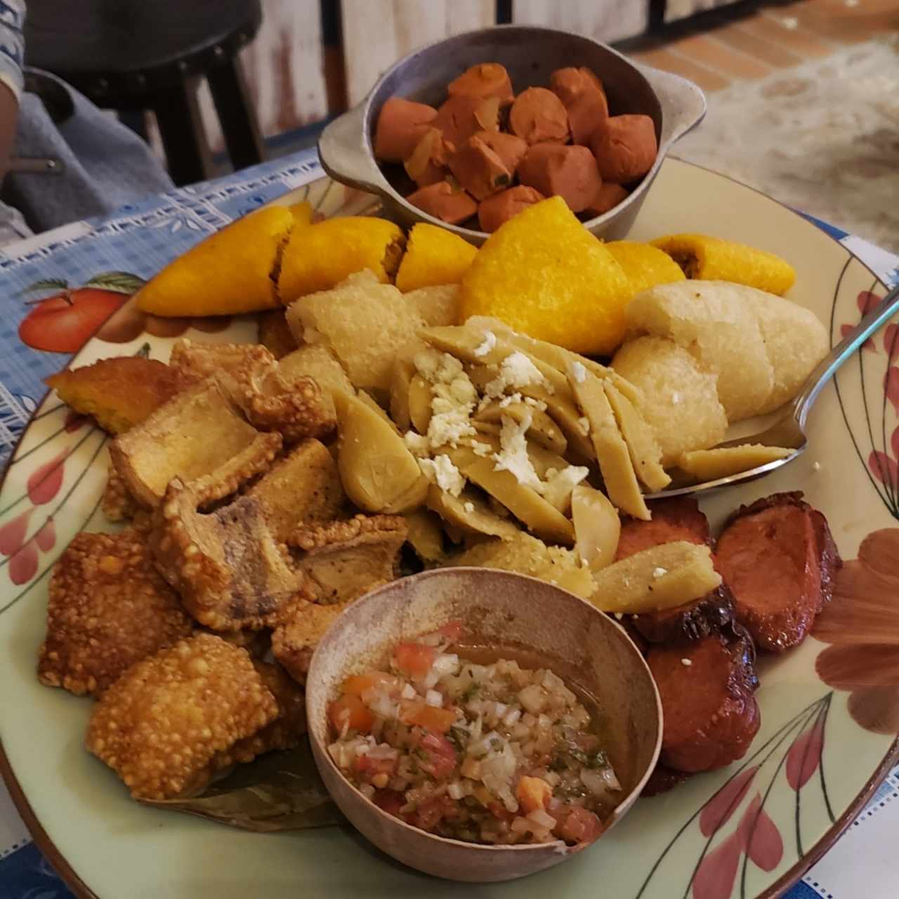 Picada (Empanada, carimañola, bollo, chicharron, salchichas guisadas, queso blanco, chorizo y pico de gallo 😋😋