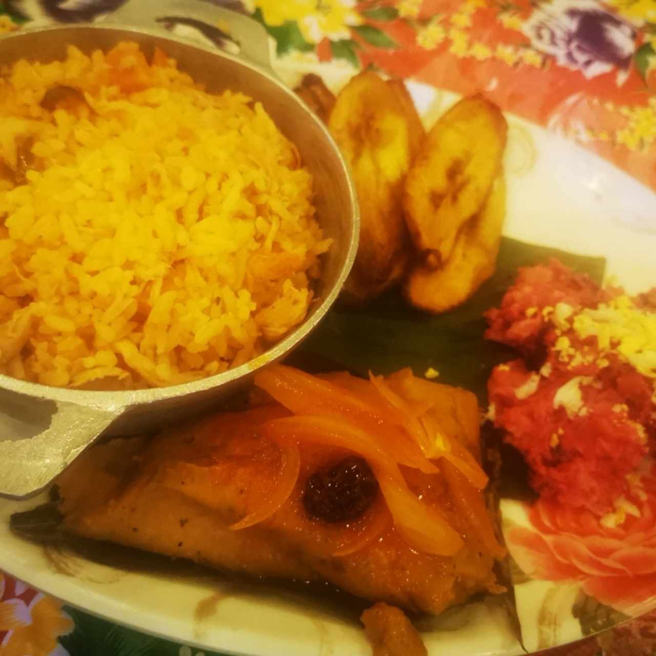 Arroz con pollo, tamal y ensalada de feria