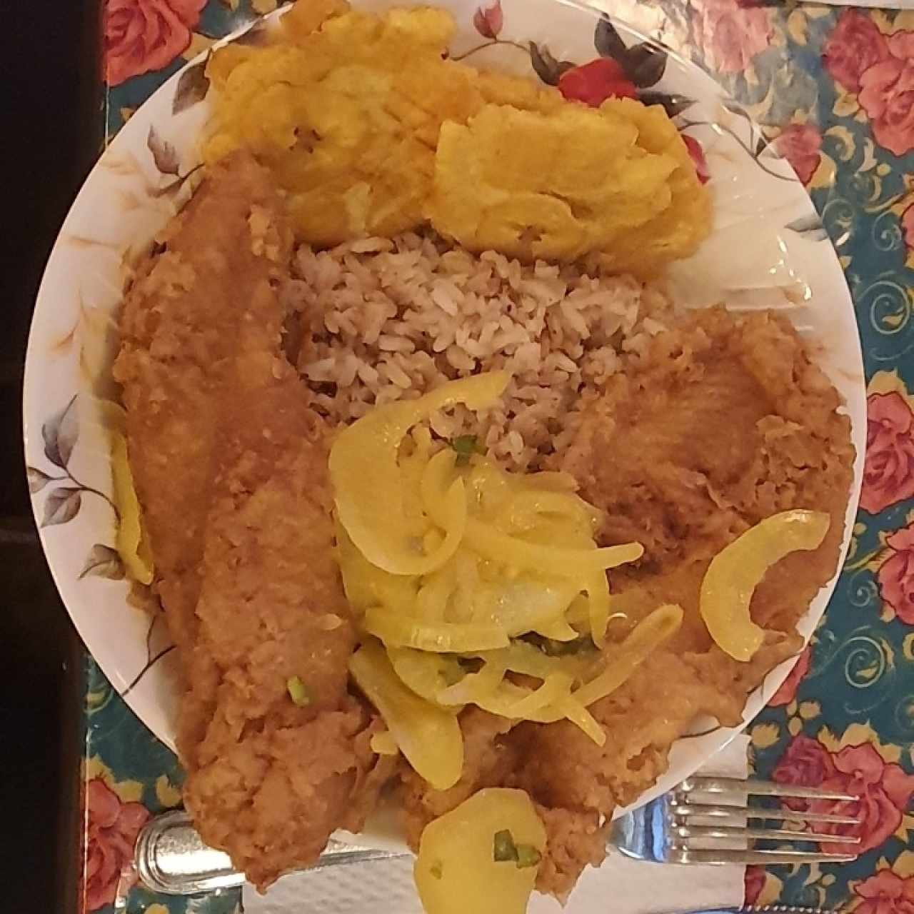 Pescado en Escabeche acompañado de Arroz con Coco y Patacones