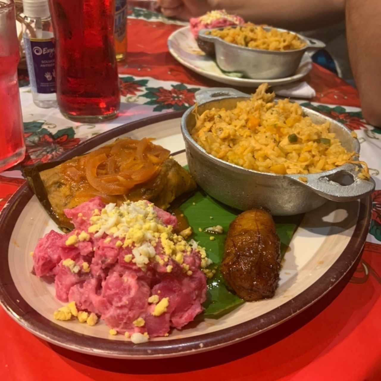 Arroz con pollo, tamal y ensalada de pindin