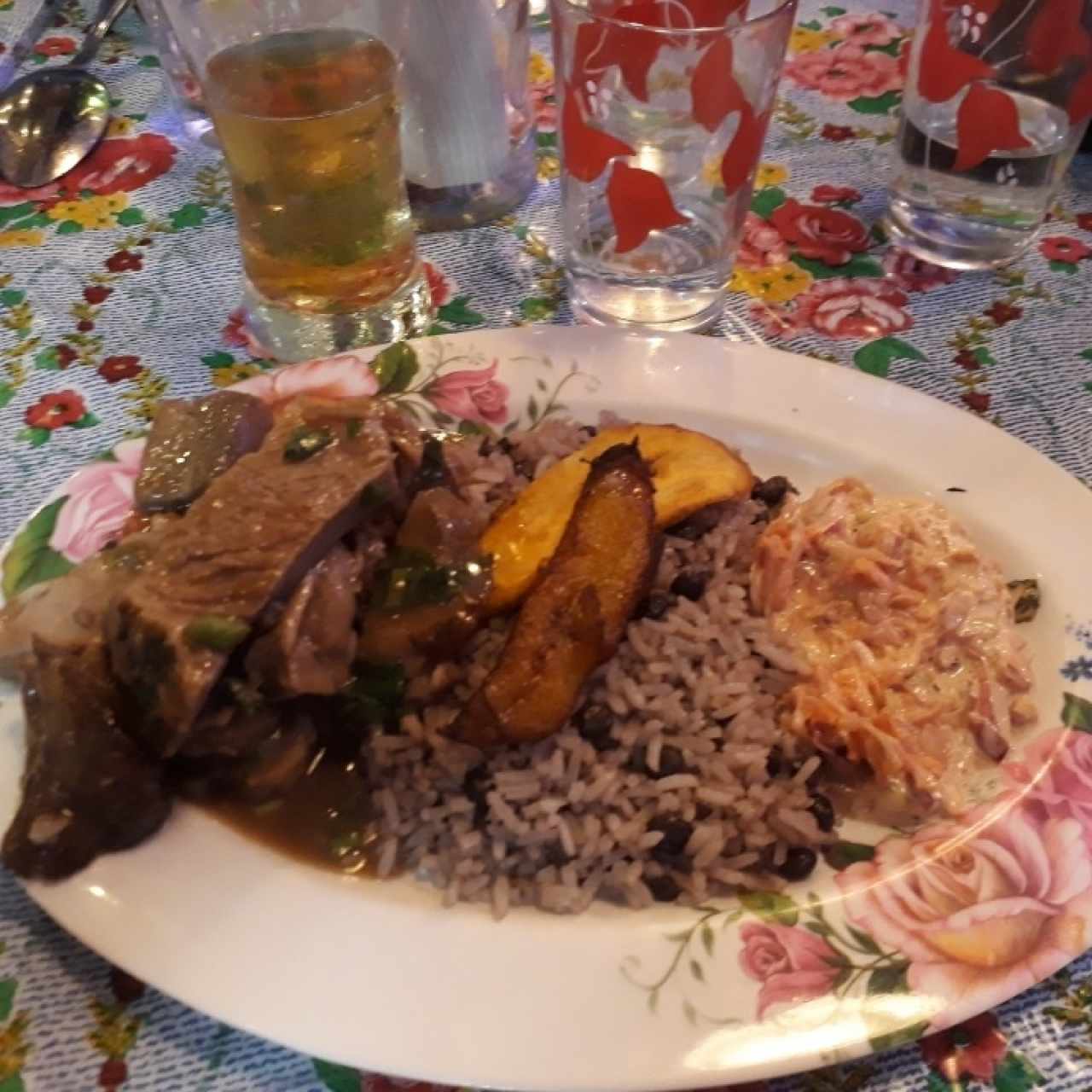 Lechona, arroz con guandú, tajadas y ensalada de repollo