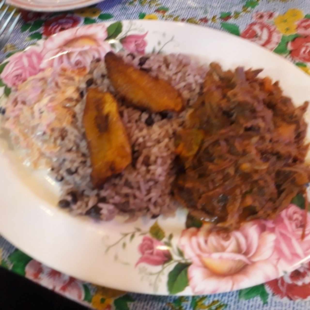 Ropa Vieja, ensalada, tajadas y arroz con guandú.