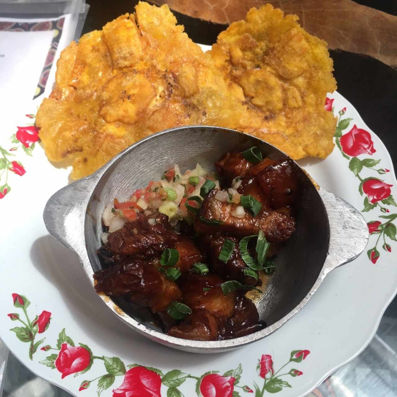 chicharron glaseado en salsa de tamarindo