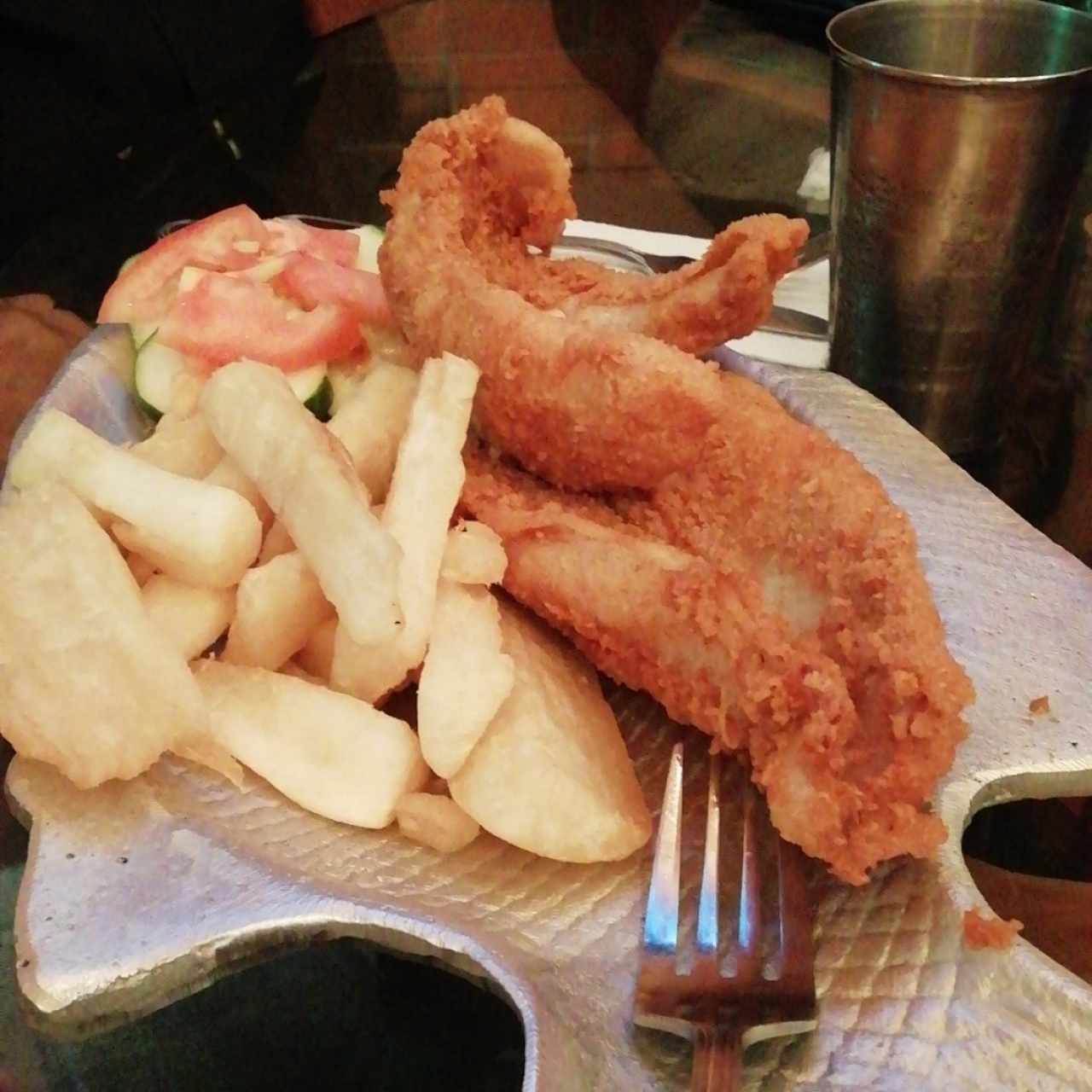 filete de pescado con yucas fritas