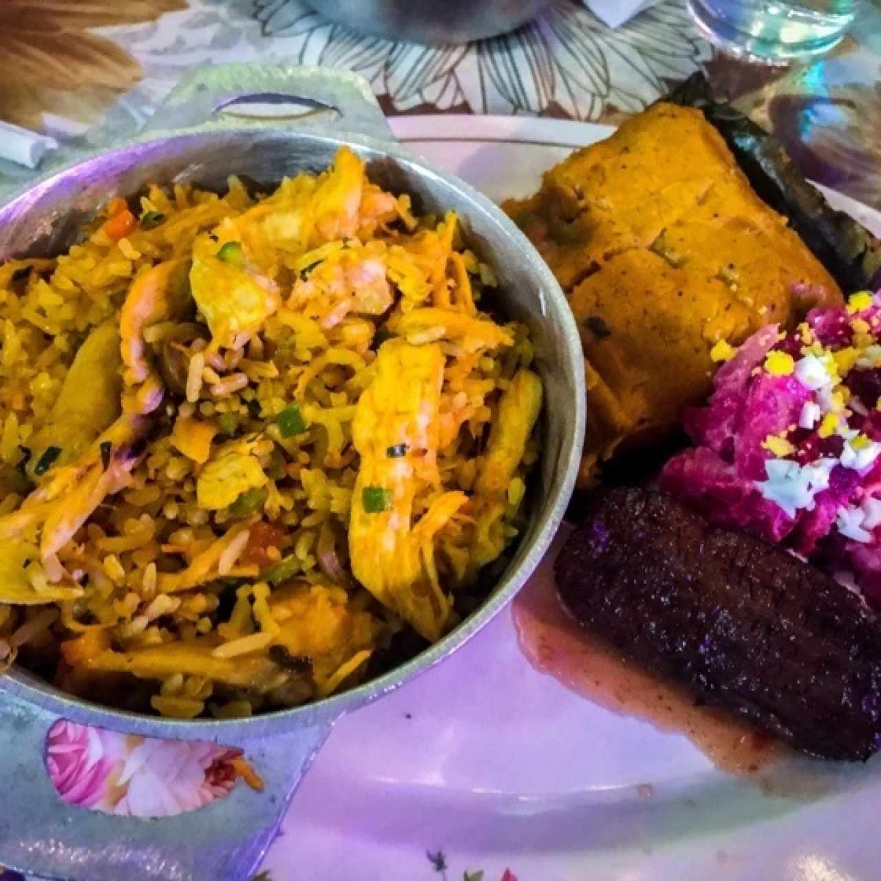 arroz con pollo, tamal, ensalada de feria, platano en tentación