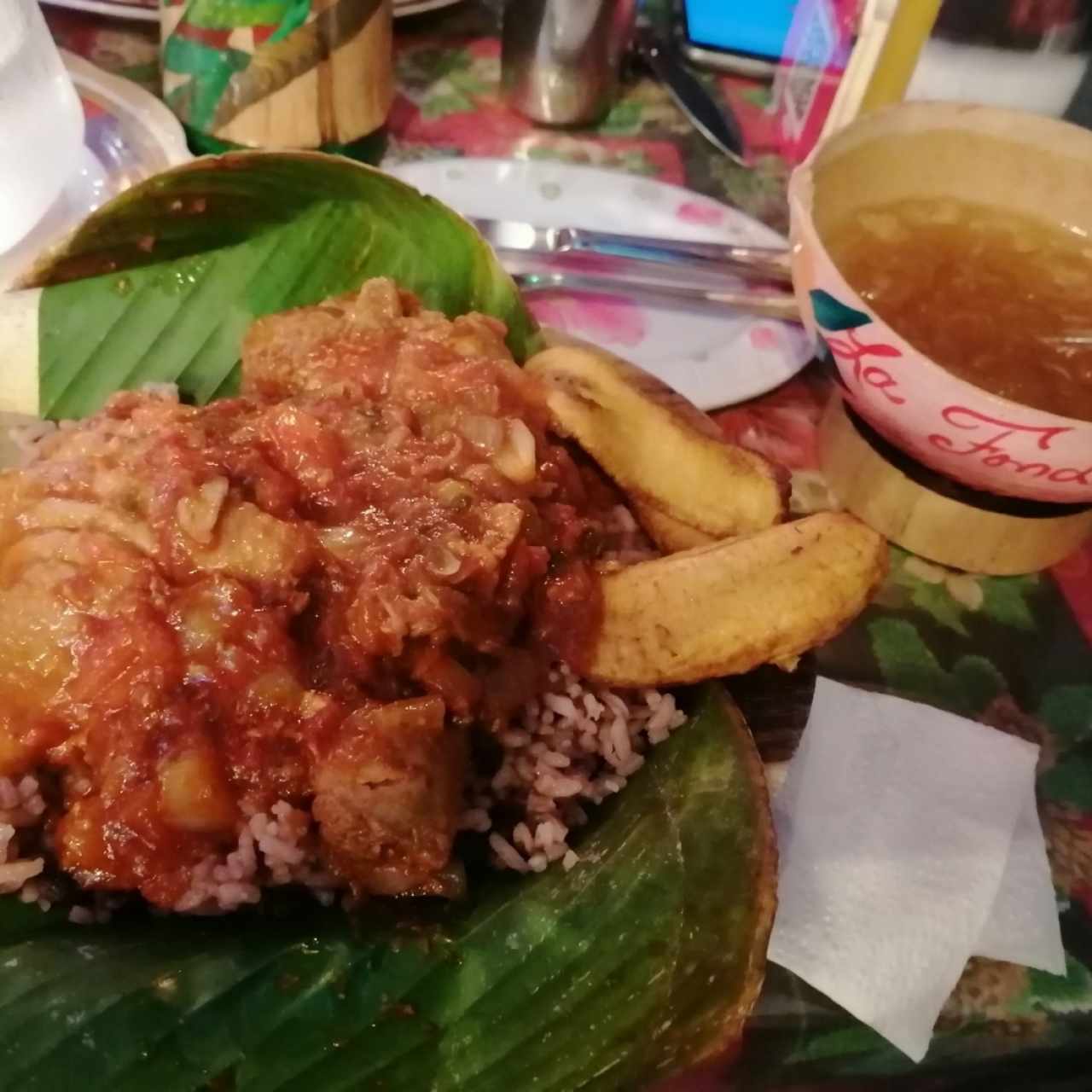 Mono (gallina guisada+arroz con guandú +tajadas maduras). 