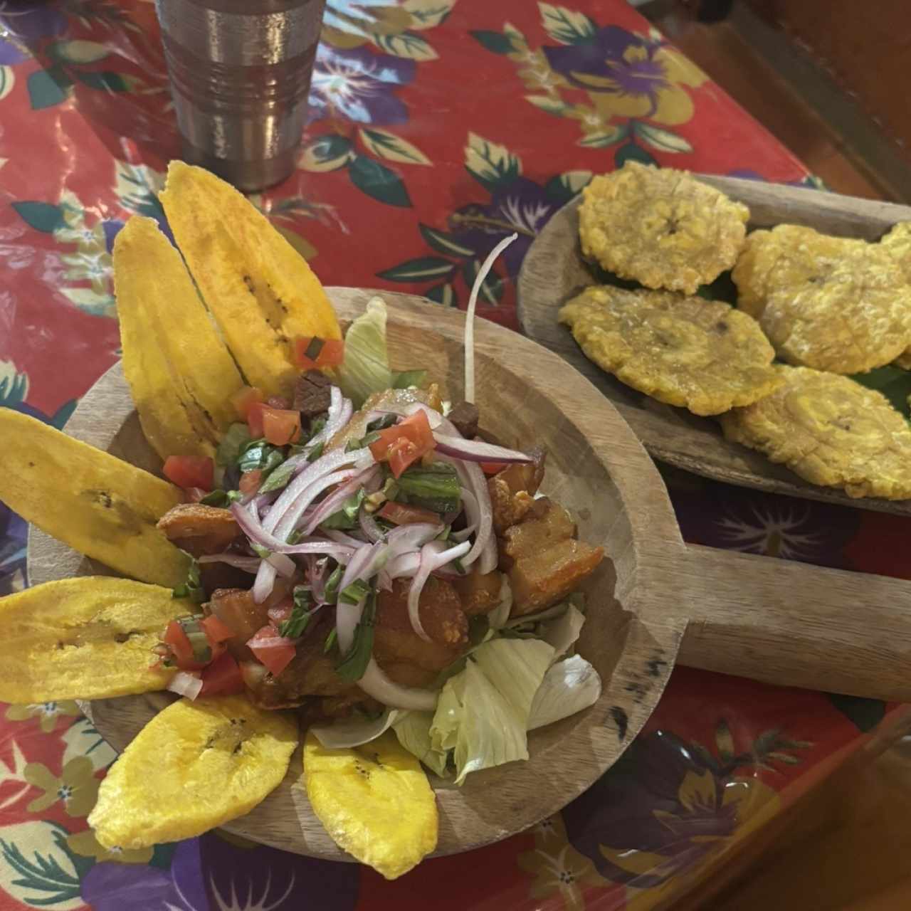 Chicharrón glaseado con tamarindo, patacones y pico de gallo.