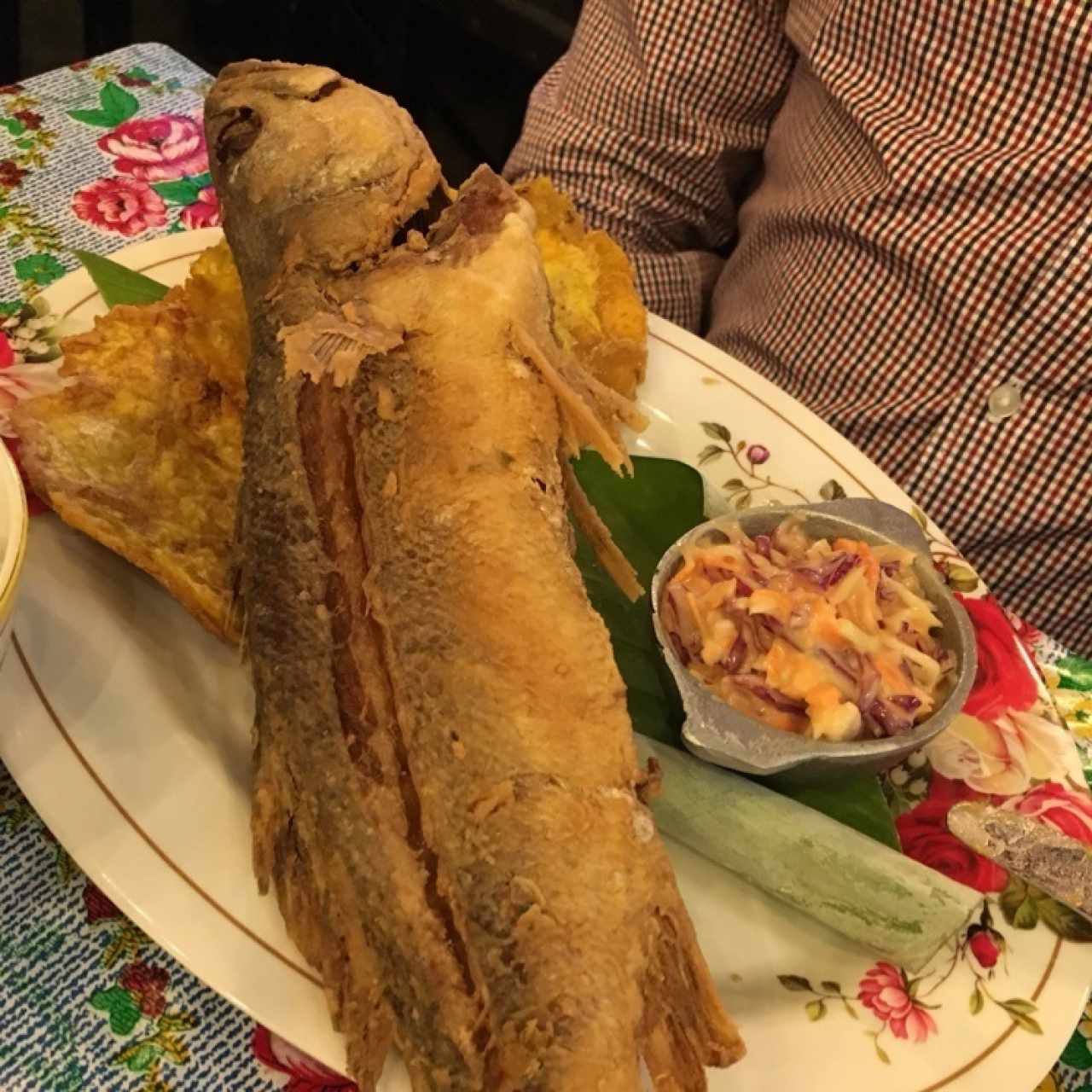 Pescao frito a la crilla con ensalada y arroz con coco