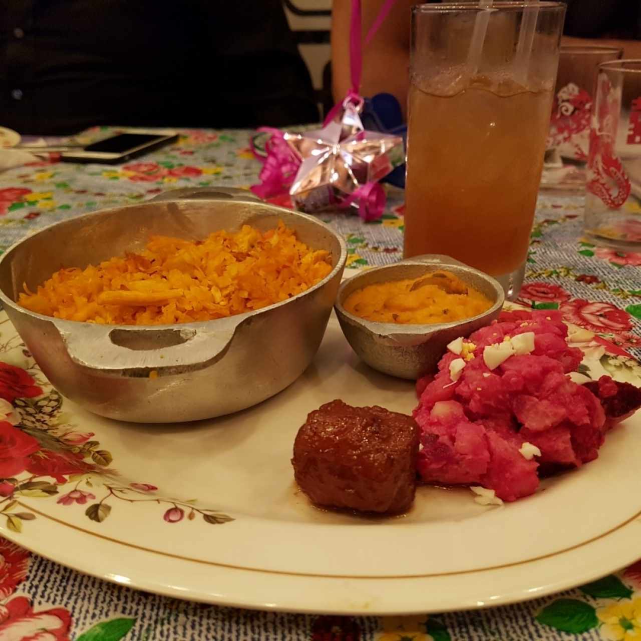 Arroz con pollo, ensalada de papas, tamal y plátano en tentación.